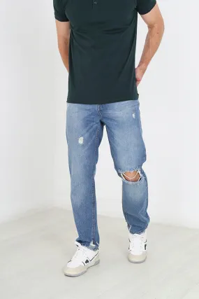 MID BLUE WASH RIPPED KNEE RELAXED FIT JEANS